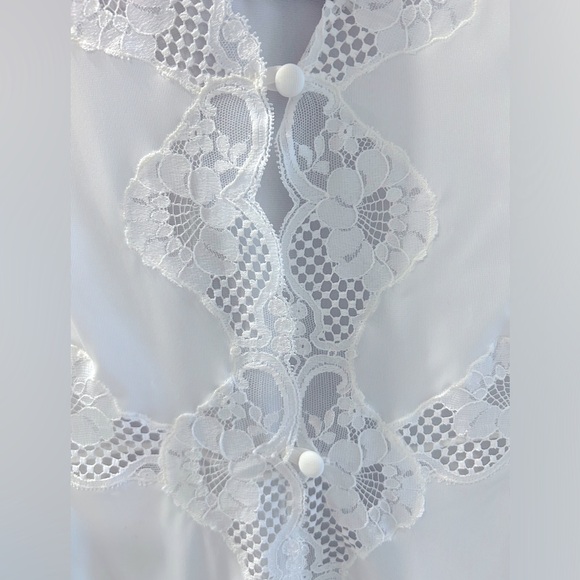 Vintage 1960’s white bridal/maternity shoot/duster robe with lace trim. - Picture 9 of 11